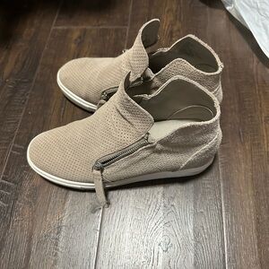 Steve Madden Tan High-Top Sneakers